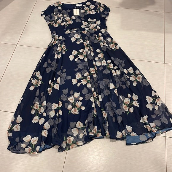 Flycurvy NWT Maxi lined Dress in a beautiful Navy colorful Print. - Picture 5 of 11